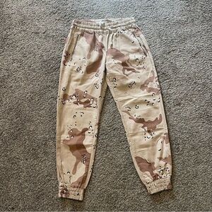 Aritzia TNA Alix brown camouflage print drawstring jogger pants